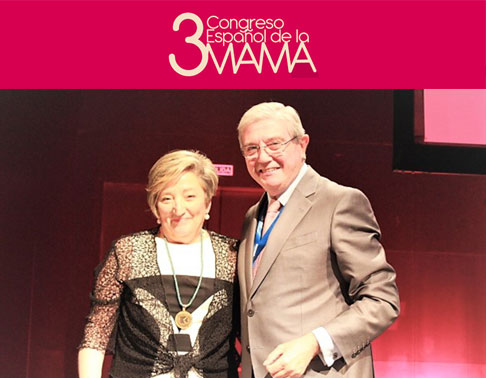 La oncóloga Ana Lluch recibió la Medalla de Oro de SESPM de manos del doctor Carlos Vázquez en la clausura del 3 CEMA
